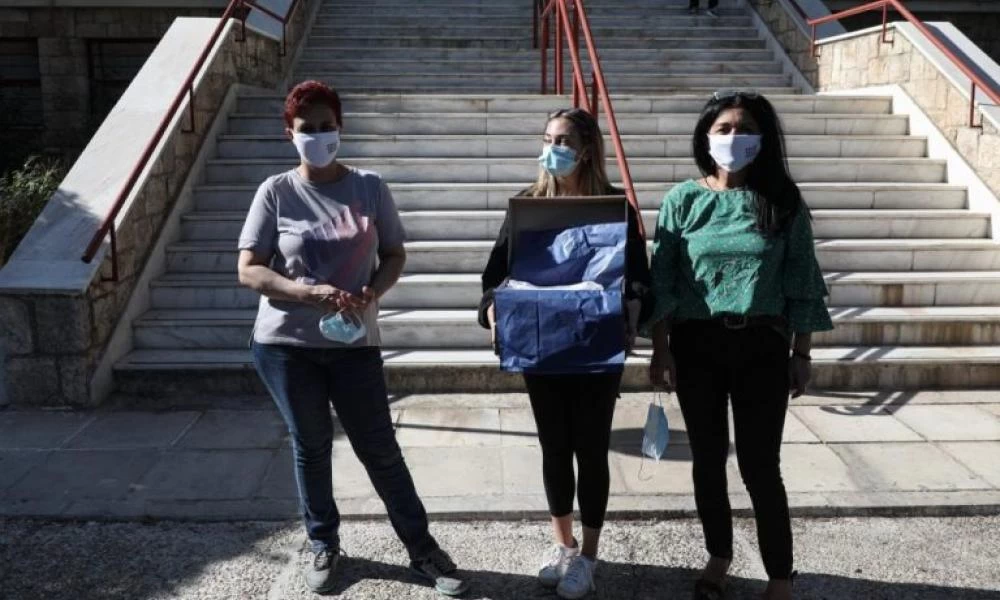 Αυτή είναι η 16χρονη Κοραλία που έφτιαξε και μοίρασε χιλιάδες μάσκες σε νοσοκομεία